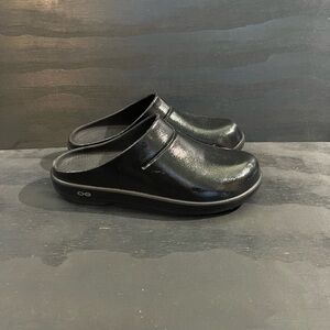 Oofos Oocloog Women’s Size 10 Men’s 8 Shiny Black Slip On Recovery Clogs Shoes
